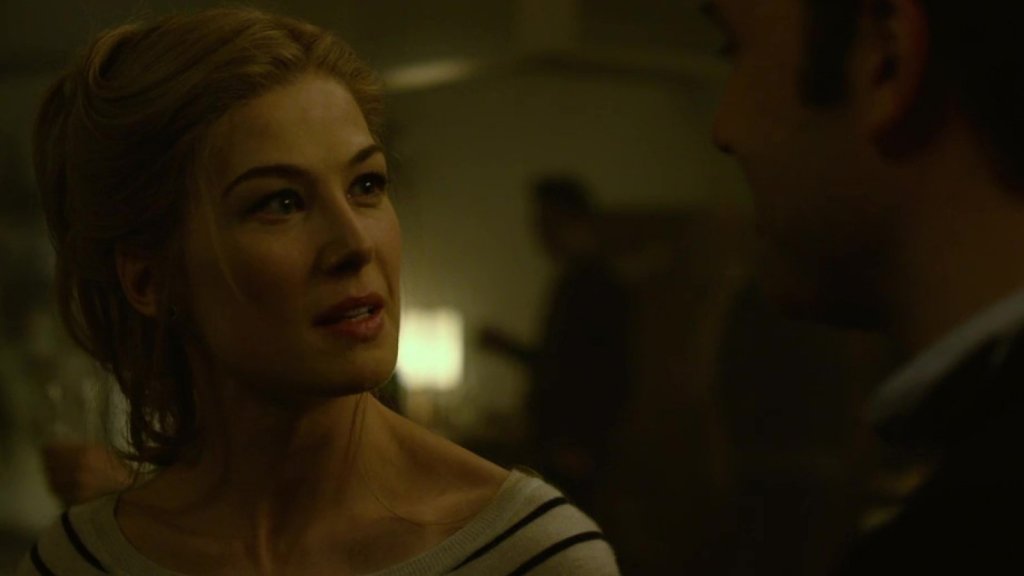 "Не казвай сбогом" (Gone Girl)Година:2014Последният за момента пълнометражен филм на Финчър отново стъпва върху книжно тяло, този път на бестселъра на Джилиан Флин от 2012 г. Сюжетът му се завърта около младото семейство Дън, които се преместват от Ню Йорк в Мисури, за да може съпругът Ник (Бен Афлек) да се грижи за болната си майка.Малко след това обаче жена му Ейми (Розамунд Пайк) изчезва, а с това постепенно навлизаме в спиралата на техните отношения, която крие резки и шокиращи завои зад всеки ъгъл. Именно чрез тях се разлиства и талантът на Пайк. Това е "романтичен филм, който ще сложи край на петнадесет милиона брака", беше се пошегувал Финчър. Истина или не - въздействието му отговаря на тази заявка.