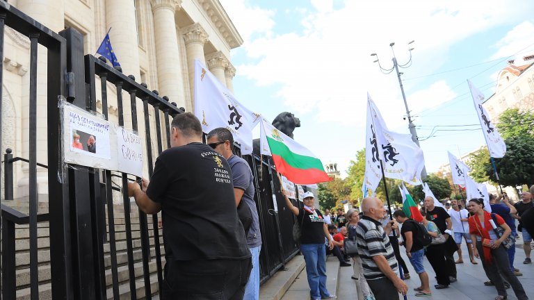 Протестиращи блокираха входа на Съдебната палата