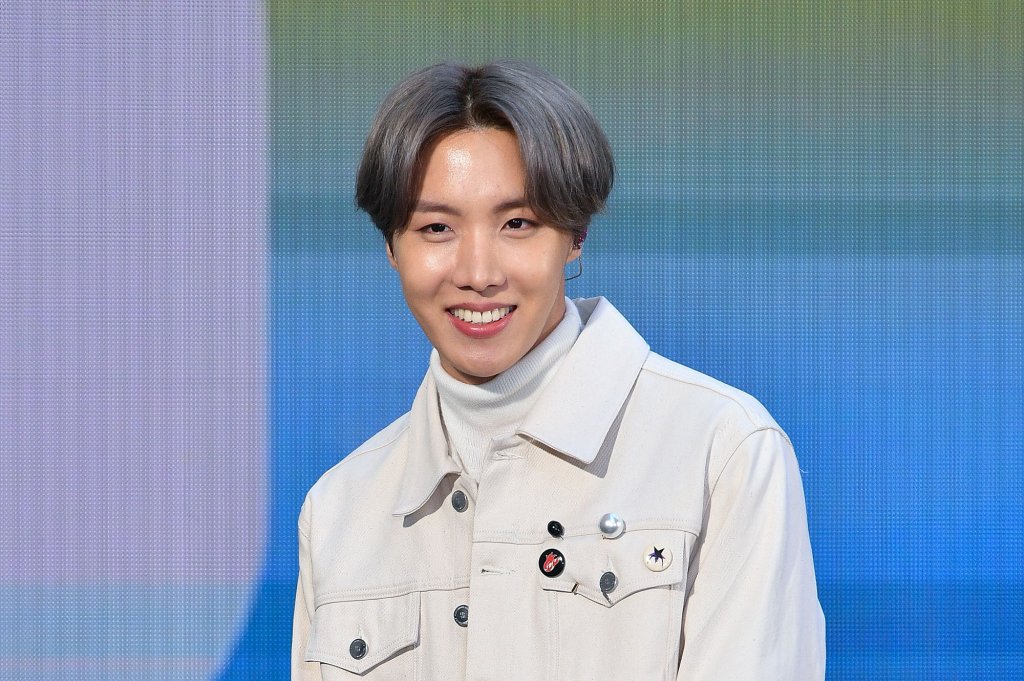 Въпросът дали популярната група трябва да бъде освободена от задължителната военна служба предизвика големи дебати в Южна Корея. Според законите в страната, всички мъже на възраст между 18 и 28 години трябва да служат в армията. 
Така през декември миналата година двама от членовете на групата – J-Hope (на снимката) и Jin, се записаха в казармата, а мениджърът им обяви, че това ще се случи и с останалите момчета от BTS.