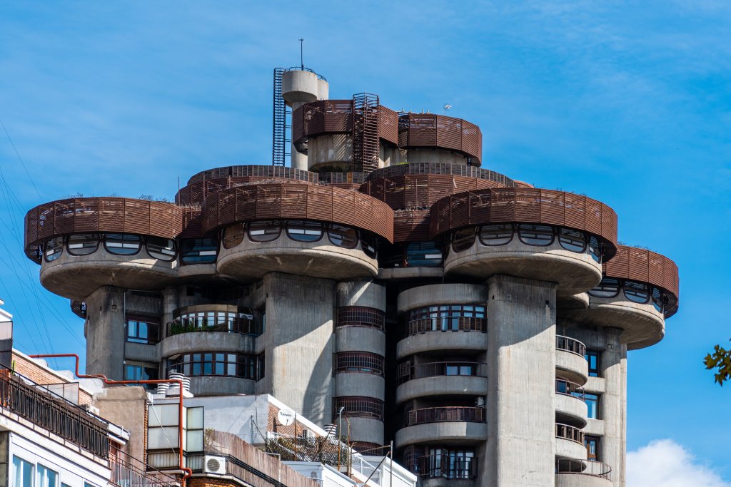 Torres Blancas, Мадрид„Белите кули“, както се наричат на български, доминират пейзажа на Мадрид от 1969 г. насам. Целта на архитекта Франциско Хавиер де Ойза е била да създаде жилищна сграда, която наподобява чудата плетеница от дървета с безброй разклонения. Формата на терасите пък трябва да напомня големи листа, които излизат от клоните. Torres Blancas имат 23 етажа, които и до ден-днешен се ползват за живеене и за офиси.