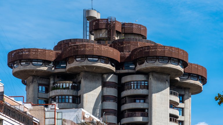 Torres Blancas, Мадрид„Белите кули“, както се наричат на български, доминират пейзажа на Мадрид от 1969 г. насам. Целта на архитекта Франциско Хавиер де Ойза е била да създаде жилищна сграда, която наподобява чудата плетеница от дървета с безброй разклонения. Формата на терасите пък трябва да напомня големи листа, които излизат от клоните. Torres Blancas имат 23 етажа, които и до ден-днешен се ползват за живеене и за офиси.