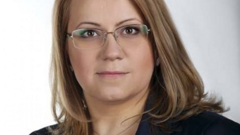 Деница Златева e дългогодишен международен секретар на БСП, а от 2017 г. е служебен вицепремиер по българското председателство на ЕС