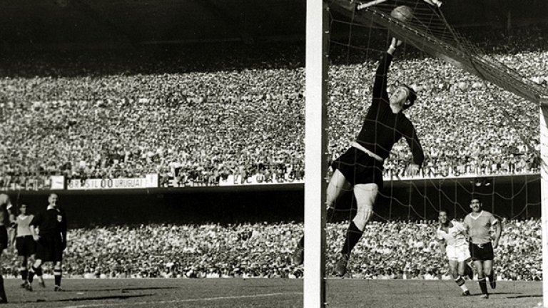 Денят, в който Бразилия потъна в скръб. 200 000 гледат финала на "Маракана", в който Бразилия трябва протоколно да победи "жертвата" Уругвай и да спечели световната титла през 1950 г. Но ред спасявания на Роке Масполи, като това на снимката, отчайват домакините. 11 минути преди края Алсидес Едгардо Гиджия бележи за 2:1 в полза на Уругвай. И досега в Бразилия твърдят, че вратата, на която е вкарал, е обсебена от зли духове, а пътят на крилото в пробива му преди удара е "дяволска пътека", по която никога повече не е поникнала трева. Това е футболът в Бразилия...