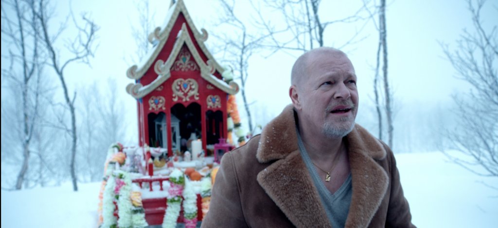 “По реда на изчезване”
В центъра на този филм стои норвежкият шофьор на снегорин Нилс (Стелан Скарскард) - трудолюбив и хрисим човек, който никога не е създавал проблеми, докато не научава потресаваща новина. Полицията един ден му съобщава, че синът му е загинал след свръхдоза наркотици.
Но възрастния мъж не се доверява на изводите им и решава да проведе свое разследване, което го отвежда в сърцето на гангстерските банди.