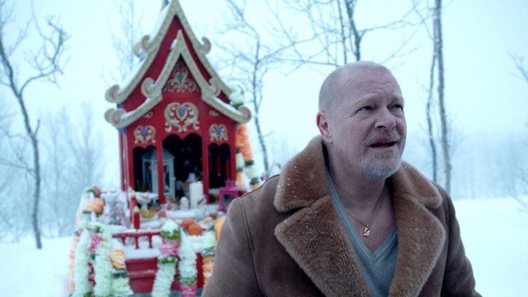 “По реда на изчезване”
В центъра на този филм стои норвежкият шофьор на снегорин Нилс (Стелан Скарскард) - трудолюбив и хрисим човек, който никога не е създавал проблеми, докато не научава потресаваща новина. Полицията един ден му съобщава, че синът му е загинал след свръхдоза наркотици.
Но възрастния мъж не се доверява на изводите им и решава да проведе свое разследване, което го отвежда в сърцето на гангстерските банди.