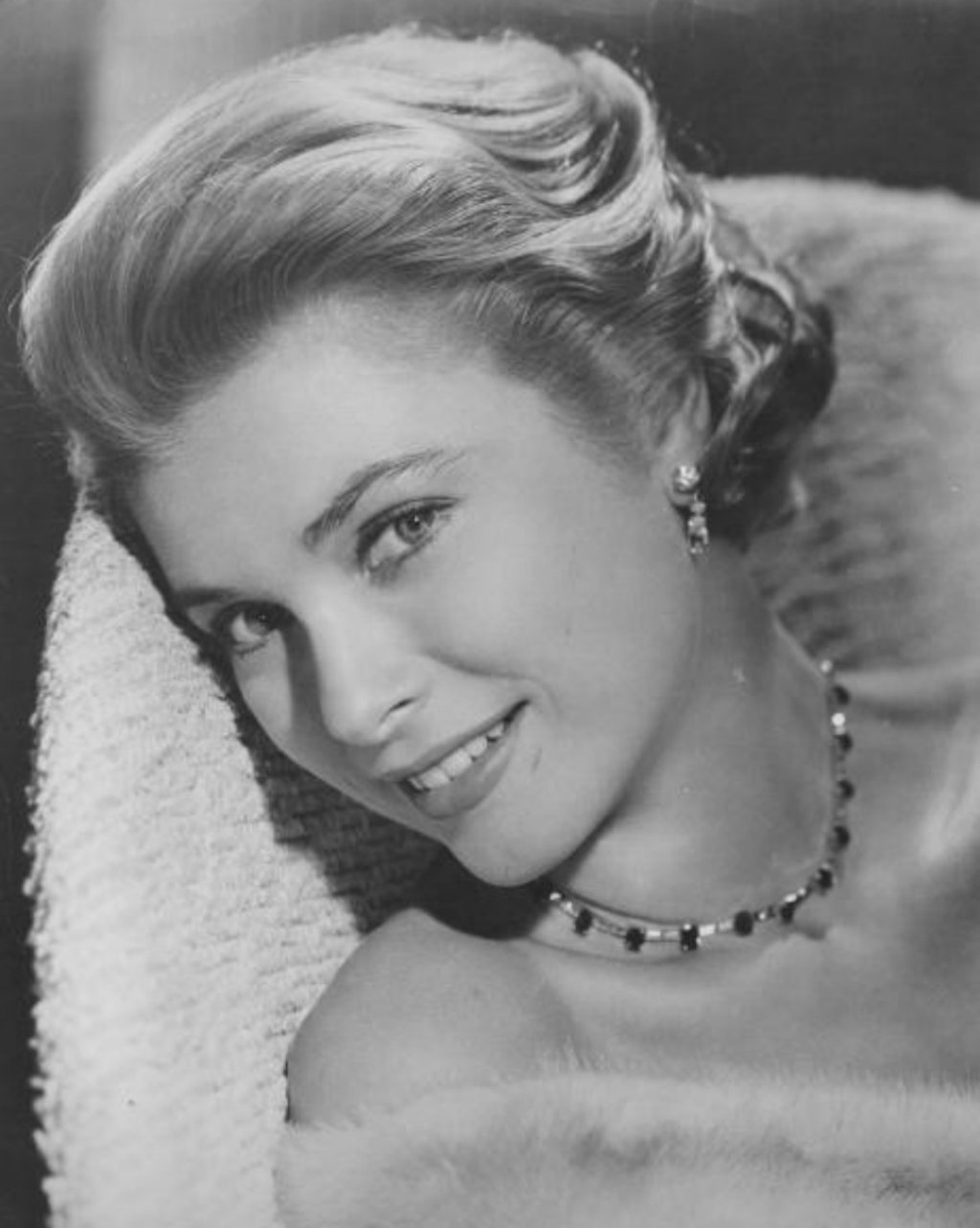 Грейс Кели е истинска принцеса от 1956 г. , когато се омъжва за принца на Монако Рение III . Тя е майка на настоящия принц на Монако Албер II.
