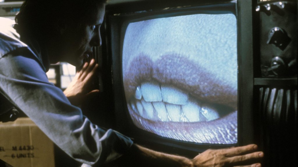 "Videodrome"
Филмът на Дейвид Кроненбърг от 1983 г. извежда VHS филмовата култура на ново равнище, разположено в атмосферата на Лъвкрафт. Джеймс Уудс е Макс Рен - президент на порнографски ТВ канал, който получава достъп до "videodrome", шоу със сексуален характер и практикуване на различни мъчения и изтезания. След като Макс пуска шоуто в своя канал, се оказва забъркан в грандиозна конспирация.