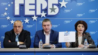 Ерозията в подкрепата за управляващите продължава на фона на нов ръст за "Възраждане"