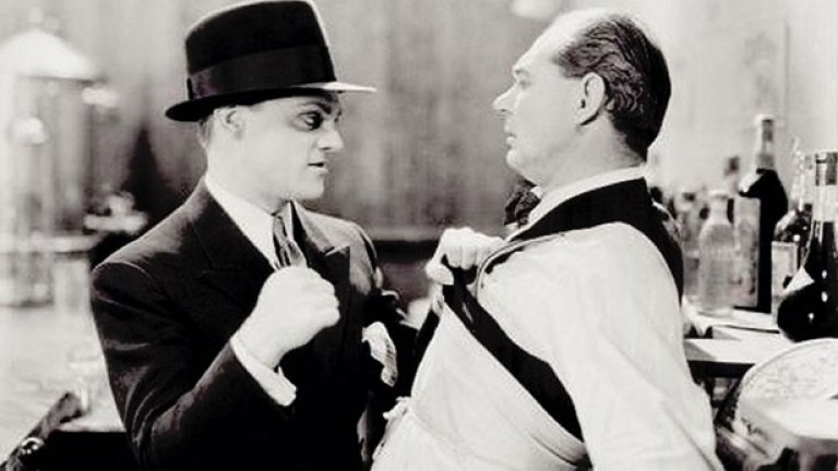 The Public Enemy (William Wellman, 1931)

В "Обществен враг" е показан невероятният пробив на Джеймс Кагни в киното през 1931 г. с ролята на израсналия на улицата закоравял престъпник Том Пауърс. Но това се дължи основно на продуцента Дарил Ф. Занук, който направил актьорска смяна в последния момент. В началото на снимките героят на Кагни трябвало да е второстепенен, но Занук забелязал колко доминиращо е екранното му присъствие и му дал главната роля. 