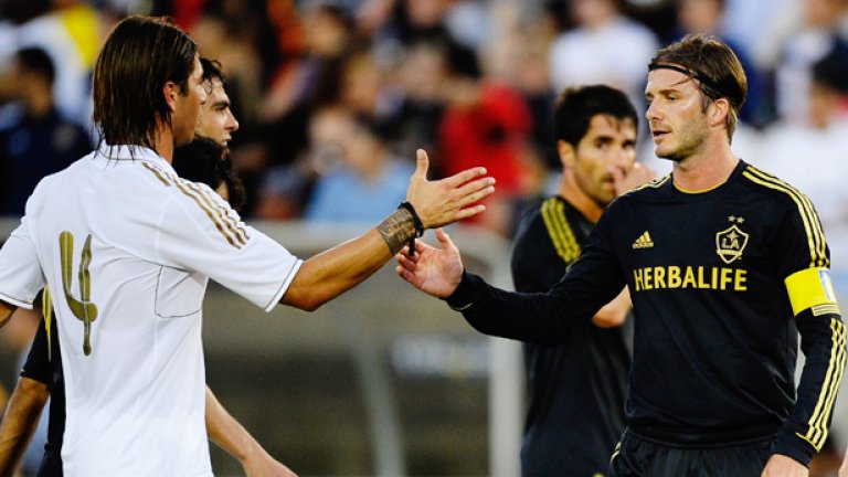 Дейвид Бекъм се поздравява с бившия си съотборник в Реал Серхио Рамос