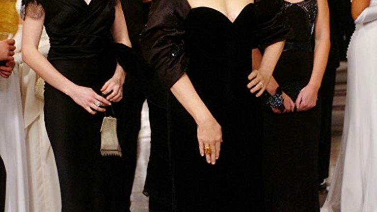 "Дяволът носи Прада" (The Devil Wears Prada, 2006 г.)
Разбира се, това е първият филм, за който всички се сещаме, когато говорим за мода. Той е обичан не само от онези, които си падат по дизайнерски дрехи обаче и то най-вече заради играта на Мерил Стрийп, която й донесе номинация за Оскар. Образът й е тънка и хумористична препратка към Анна Уинтур – главния редактор на Vogue. 

Във филма виждаме и Ан Хатауей, която играе неуверената Анди, както и Емили Блънт като нахаканата и амбициозна асистентка на Стрийп. Продукцията съдържа идеалните съставки, с които човек да се развлича, гледайки я, дори и да не е заинтригуван от модата.