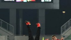С челна стойка бе отпразнувана победата на ЦСКА в Разград от служител на клуба. "Червените" се наложиха с 2:1 над шампиона и останаха в борбата за титлата. Вижте в галерията още няколко любопитни неща от изминалия футболен уикенд в Европа.