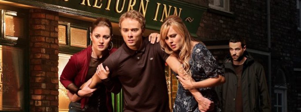 Coronation Street / "Улица Коронация"
Coronation Street е най-продължителният сериал, който все още е в ефир. Първият му епизод е през далечната 1960 г. и оттогава насам се превръща в цяла институция за британската телевизия. Разказва историята на няколко поколения жители на малкото измислено градче Уетърфилйд в околностите на Манчестър и остава популярен преди всичко заради специфичния си лек британски хумор, чрез който се засягат деликатни социални теми.