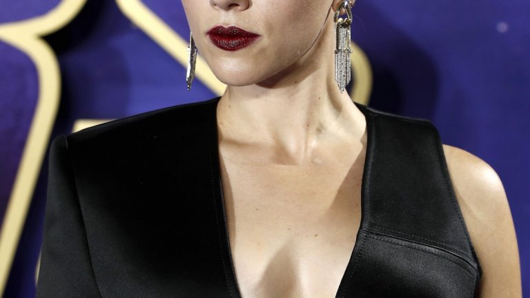 Скарлет Йохансон 
В тази актриса дори гласът е безумно съблазнителен (спомнете си го във филма "Нея"). Добрата новина за феновете й е, че вече започнаха снимките на отделна продукция, посветена само и единствено на Черната вдовица от вселената на Marvel. А какво по-секси от Скарлет Йохансон в прилепнал костюм?