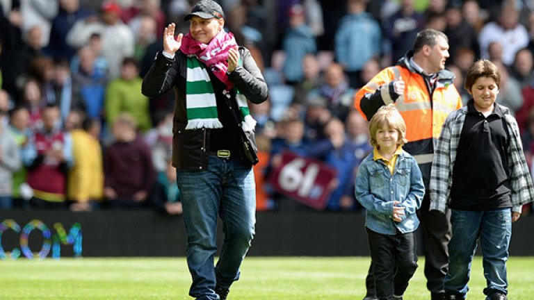 С шалчетата на Астън Вила и Селтик - последните му два отбора, Стилиян изведе синовете си Стилиян-младши и Кристиан на терена след мача с Челси.