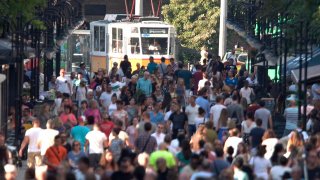 Средната възраст на населението в България намалява до 73,6 години, увеличават се непълнолетните майки