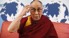 Верен на своите либерални възгледи Далай Лама осъжда политиката на руския президент Путин. Той също така заявява, че не иска наследник. Но ще могат ли тибетските монаси да продължат традицията без лидер? Това ли е краят на Далай Лами-те в Тибет?