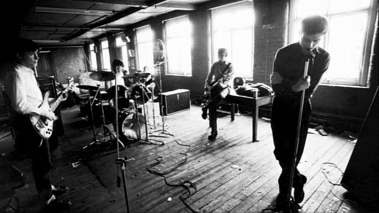 Joy Division - Isolation
Ако има група, която е идеална за слушане по време на изолация, това са Joy Division. Но това е положението - самотата ще спаси света!
