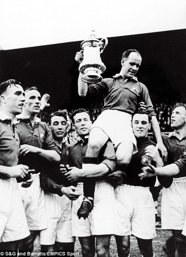 Футболистите на Манчестър Юн. позират с ФА къп през 1948, когато на финала побеждават Блекпул с 4:2 на "Уембли", като това е първият трофей за "червените дяволи" след Втората световна война.