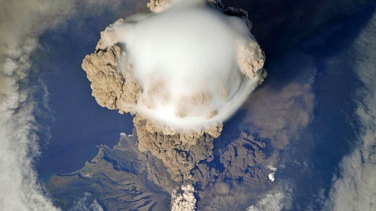 Вулканът Ейяфятлайокутл в Исландия не спира да бълва пепел - за ужас на авиопревозвачите...