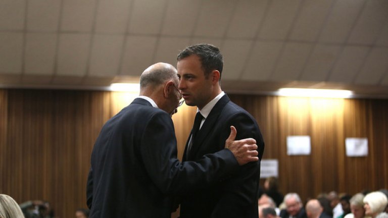 Писториус и адвоката му по време на заседанието за обявяване на присъдата му: виновен за непредумишлено убийство
