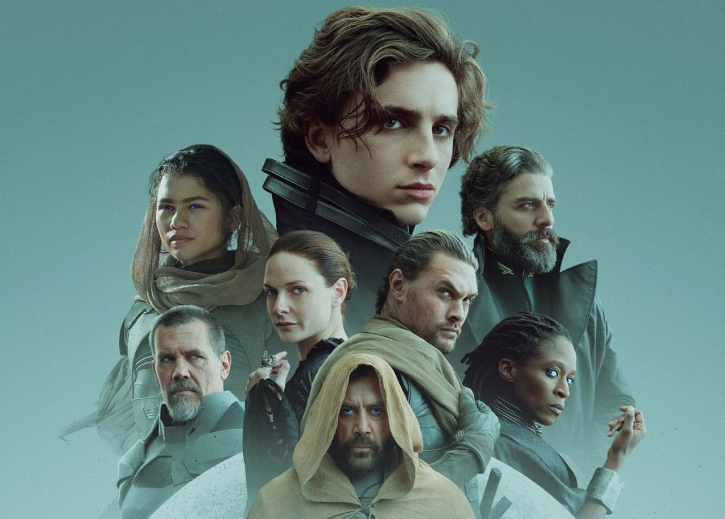 “Дюн”
Metacritic: 74
Rotten Tomatoes: 83%
Епос под режисурата на Дени Вилньов, с музиката на Ханс Цимер и с Тимъти Шаламе в ролята на Пол Атреидски - новата екранизация на романа “Дюн” се оказа едно от най-добрите предложения за 2021 г. Филмът е издържан и визуално, и като съдържание, заради което се превърна в една от сензациите на годината.
Историята, базирана на фантастиката от Франк Хърбърт, се развива около героя на Шаламе - Пол. Той заедно със семейството си пристига на пустинната планета Аракис - място за добив на ценната подправка и бойно поле за династии, впримчени в борба да сложат ръка върху ресурса, който прави междугалактическото пътуване възможно. Върху плещите на Пол лежи отговорността да донесе мир не само за планетата, но и за цялата галактика.