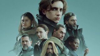 “Дюн”
Metacritic: 74
Rotten Tomatoes: 83%
Епос под режисурата на Дени Вилньов, с музиката на Ханс Цимер и с Тимъти Шаламе в ролята на Пол Атреидски - новата екранизация на романа “Дюн” се оказа едно от най-добрите предложения за 2021 г. Филмът е издържан и визуално, и като съдържание, заради което се превърна в една от сензациите на годината.
Историята, базирана на фантастиката от Франк Хърбърт, се развива около героя на Шаламе - Пол. Той заедно със семейството си пристига на пустинната планета Аракис - място за добив на ценната подправка и бойно поле за династии, впримчени в борба да сложат ръка върху ресурса, който прави междугалактическото пътуване възможно. Върху плещите на Пол лежи отговорността да донесе мир не само за планетата, но и за цялата галактика.