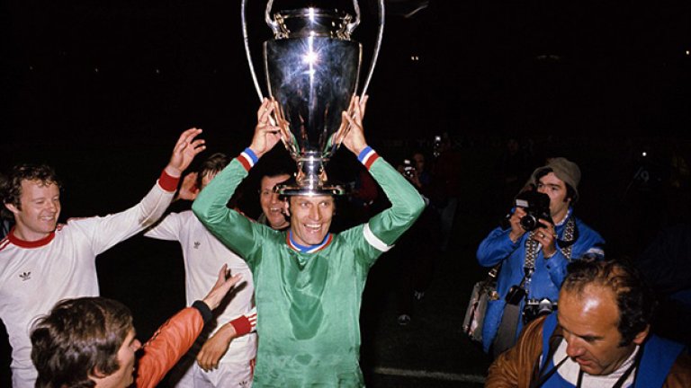 След 2 дни в преиграването Байерн гази с 4:0, а после играчите така се напиват, че отиват с тежък махмурлук в Мьонхенгладбах за мача от последния кръг на Бундеслигата и губят с 0:5.