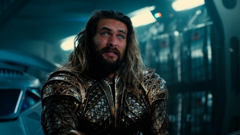 9. Aquaman / Аквамен (21 декември)
Ето го и единствения филм от Warner Bros./DC Comics за тази година. Да превърнеш Аквамен, който по принцип е атлетичен и рус, в тъмен, дългокос и татуиран здравеняк се оказа оправдан риск и героят беше едно от горе-долу успешните неща в "Лигата на справедливостта". Сега е време и за самостоятелния му филм, в който ще разберем повече за наследника на Атлантида, който може да контролира водата и да общува с рибите. Освен това Джейсън Момоа (Хал Дрого, пак от "Игра на тронове") може да привлече доста зрителки пред екраните. До момента повечето филми на DC са в графите "слаби" и "ставащи". Дано този се представи по-добре.