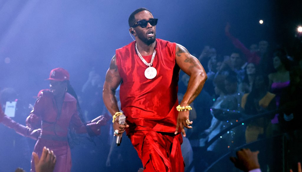 Diddy: около 1 милиард
Почти сигурно роденият като Шон Комбс, също влиза в престижния клуб на милиардерите, макар оценките при него да варират между 850 милиона и 1 милиард. 
Изгрява като една от големите звезди на хип-хопа на 90-те, но впоследствие се насочва най-вече към продирането през неговия лейбъл Bad Boy Records. Има също така собствена марка за скъп алкохол, модна линия и телевизионна мрежа, от която обаче се наложи да се оттегли заради няколко скандала от миналата година.