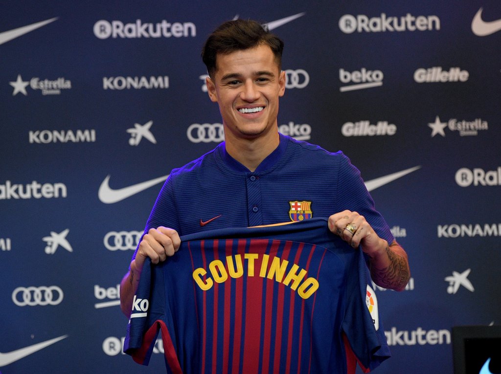 Коутиньо пристигна в Барселона с усмивка, но днес не му е до смях.