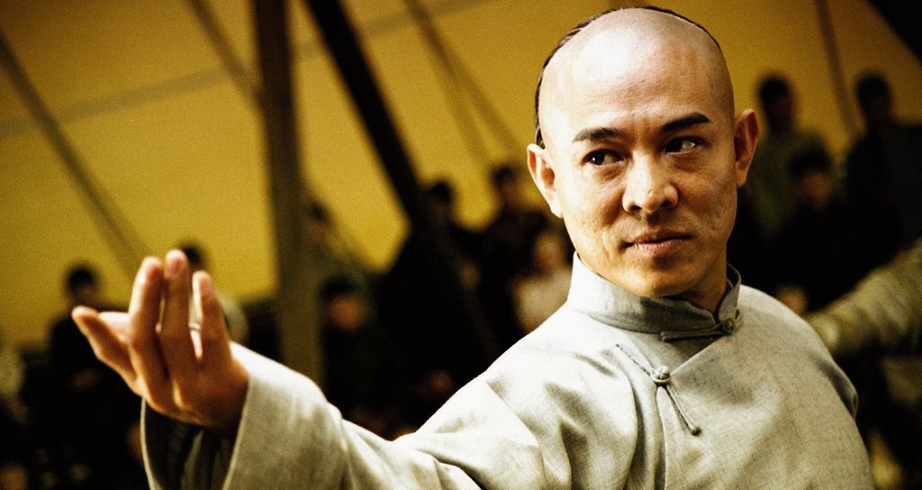 Джет Ли - 1077
Той е и първият, преминал психологическата граница от 1000 потвърдени убийства на големия екран. Респект! Не само, че извършва тотален геноцид, но успява да убие и себе си цели 123 пъти. Това се случва във фантастиката “Единственият”от 2001 г. 
Дотогава Ли общо взето само загрява. Във “Война” записва 44 убийства, докато участието му в трите филма от поредицата  “Непобедимите” му носят още 84. Рекордът му обаче е в “Господарите на войната”, където изпраща в отвъдното над 100 души.