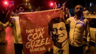 Той идва начело на град, от който хората масово бягат