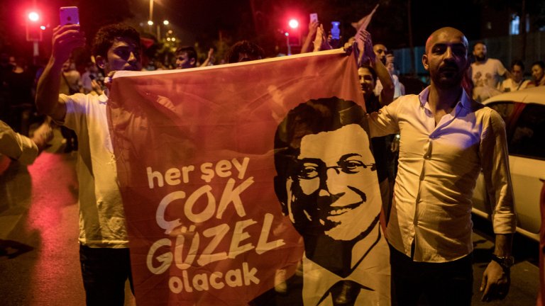 Той идва начело на град, от който хората масово бягат