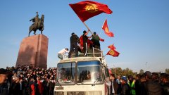Протестиращи в Киргизстан щурмуваха сградата на парламента