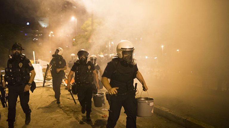 Полицията изтласка протестиращите, но те се върнаха обратно