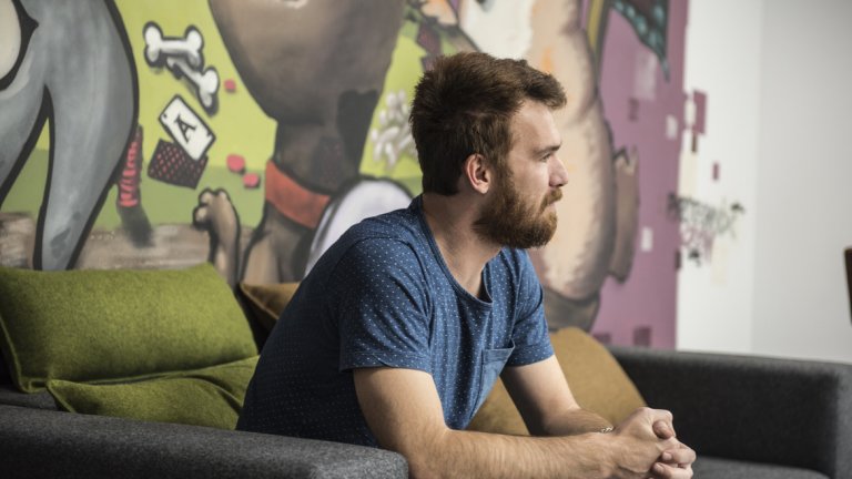 Въпреки че все още му е трудно да свикне с обстановката в София, не иска да се връща в Бари. Поне засега. Любимият му град за живеене е Амстердам, но е впечатлен много и от Сингапур.