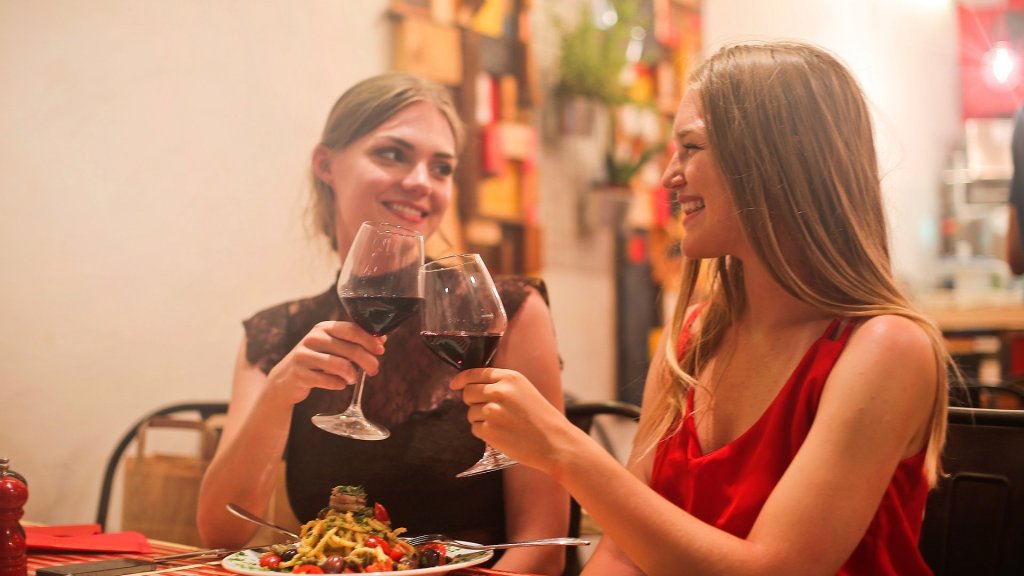 blur-drinks-facial-expression-821054