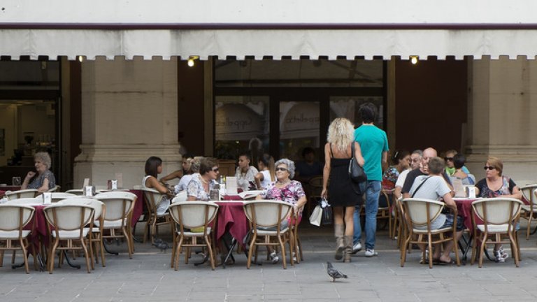 Да си вземеш остатъците от храната за вкъщи е все още немислимо за много италианци. Виж виното е друга работа....