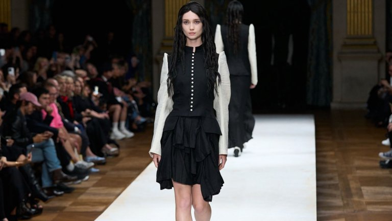 Късите поли на плисета
Ученическата вълна все още не е напуснала пределите на модата, а през пролетта ще я видим в ултра късите поли на плисета. Класическото им съчетание включва дългите чорапи и обувките на нисък ток. Но може и да се комбинират в стила на Y2К с тениска и колан.