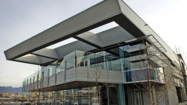 Олимпийският комплекс във Ванкувър струваше близо 1,1 милиарда долара, а изпуснатите срокове от фирмата изпълнител - още 300 милиона в допълнителни разходи. Сега мястото е практически неизползваемо, а и когато се ползва трудно може да върне инвестираното в него.