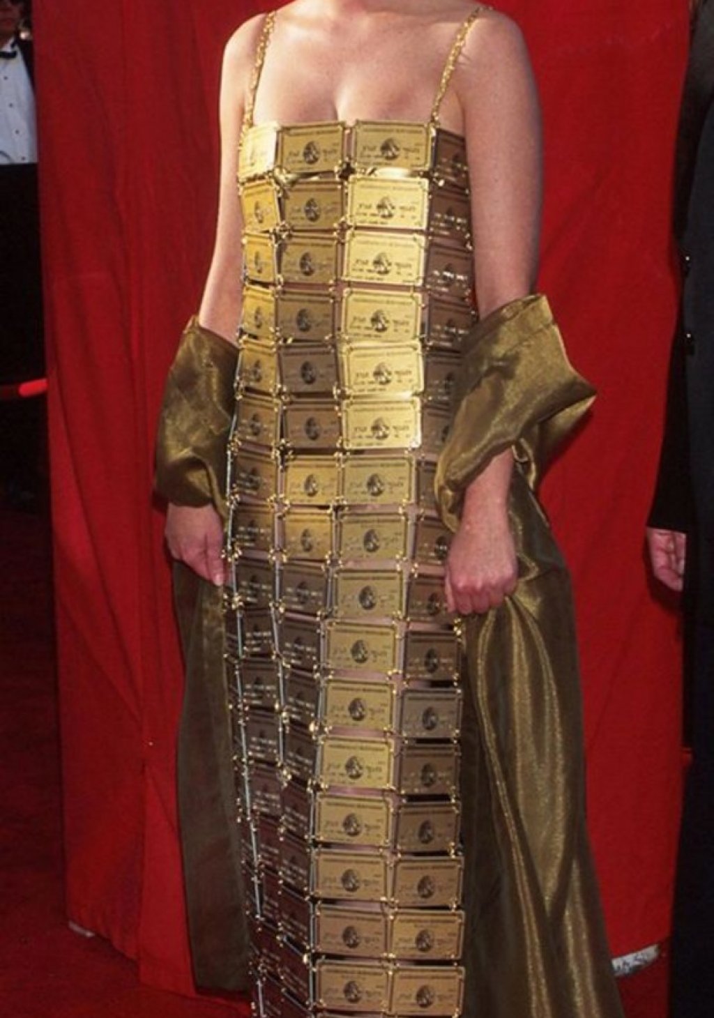Лизи Гаринър спечели "Оскар" през 1995-та година за най-добър дизайн на костюми. За да си вземе наградата, тя се появи облечена в тази рокля (също нейно дело), съшита от 254 златни кредитни карти American Express