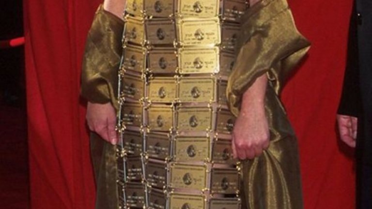 Лизи Гаринър спечели "Оскар" през 1995-та година за най-добър дизайн на костюми. За да си вземе наградата, тя се появи облечена в тази рокля (също нейно дело), съшита от 254 златни кредитни карти American Express