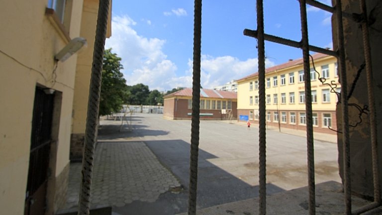 Учителката Илияна Иванова още е без работа, въпреки обещанията, че ще й помогнат