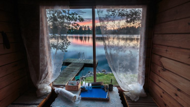 Чака ви едно незабравимо преживяване между 60 и 68-ия паралел северна ширина, което включва: много вода, много водка, тежък рок-метъл на килограм, умопомрачителни залези, болезнени изгреви, тилилейски гори, непроизносими думи и...една мечка.