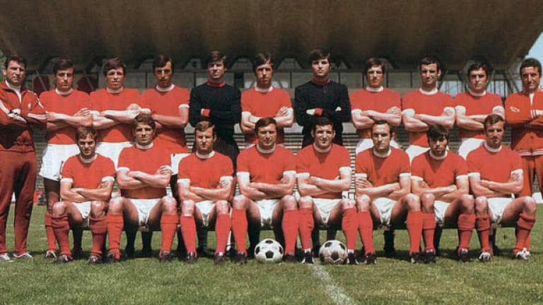 Това е отборната снимка на ЦСКА от лятото на 1973 г. Този състав с треньора Манол Манолов-Симулията (крайният вляво на втория ред) елиминира Аякс след три години тотална доминация на холандците по европейските терени.