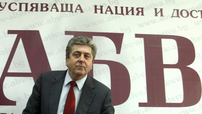 Героги Първанов в червена вратовръзка. Обличайки се така, той показва, че е единствен и незаменим ръководител на любимата си партия. Снимка от 24 фввруари 2015