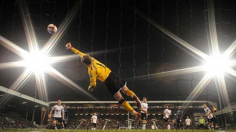 Груповата фаза на Шампионската лига приключи, като мачовете по време на нея предложиха както доста вълнуващи емоции, така и няколко страхотни попадения и няколко рекорда.
Лионел Меси стана най-резултатният футболист в историята на Европейските клубни турнири. Вижте в галерията Топ 10 на най-резултатните футболисти в Шампионската лига, а в текста можете да се насладите на десетте най-красиви попадения в историята на най-авторитетния клубен турнир