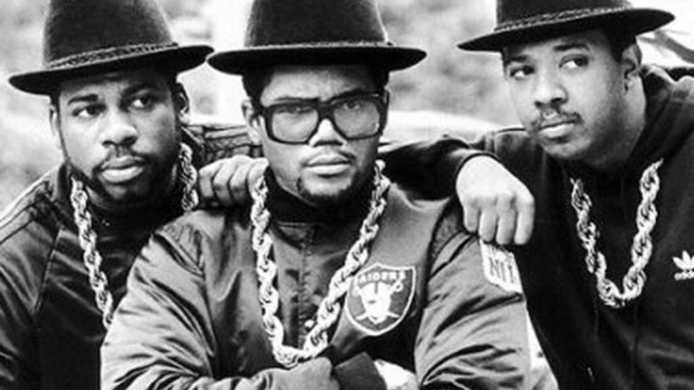 Run-DMC – Run-DMC (1984)
Идеята за рап албум беше някак немислима, преди Run-DMC да издаде дългосвирещия си дебют. Когато след доста години Еминем ги въведе в Залата на славата на рокендрола, той ги нарече „първите филмови звезди на рапа... те са The Beatles“. „Run-DMC не промениха само музиката, те промениха всичко“, добави Бъста Раймс. В средата на 80-те острите и агресивни песни на триото като Sucker MCS и Hard Times бяха в ярък контраст с R&B, диско и фънк влиянията в рапа от онези години. Тримата промениха тенденциите в жанра и визуално, като отхвърлиха шантавите облекла за сметка на анцузите и маратонките. Така Run-DMC се превърнаха в може би най-влиятелната хип-хоп формация и с този техен първи албум дадоха тласък на рапа такъв, какъвто го познаваме и до днес.
