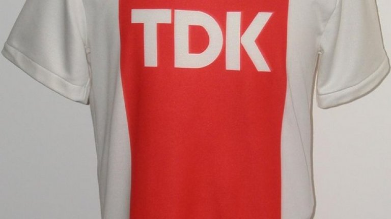Аякс 1988 г. Същото се отнася и за екипа на Аякс от сезон 1987-88 г., с който блесна за първи път талантът на Марко ван Бастен. Тимът спечели КНК, а из цяла Европа фланелката с TDK се асоциираше с високия и строен нападател.